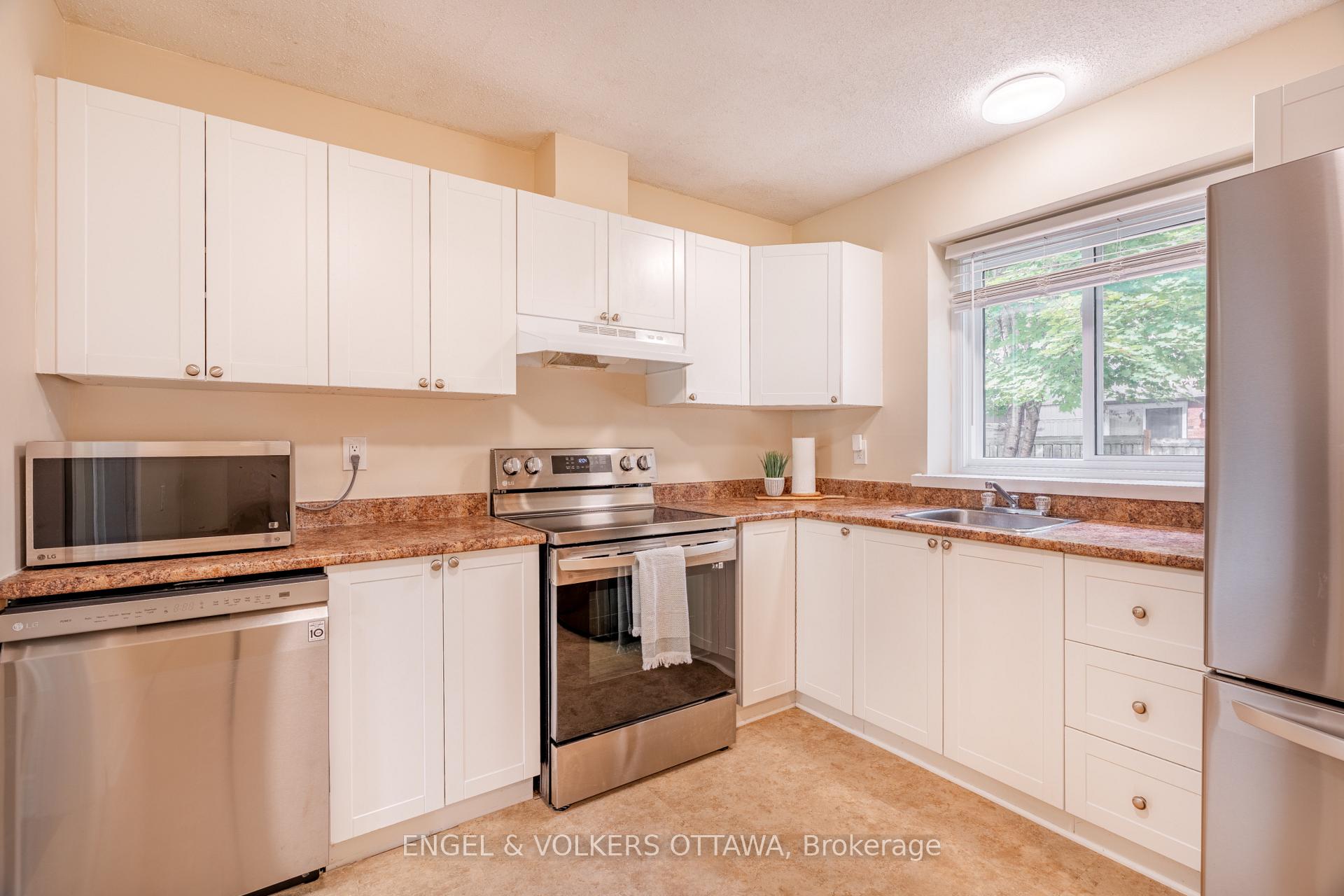 Photo 7 of Unit E, 451 Moodie Drive E, Ottawa, Arbeatha Park — HOMEH