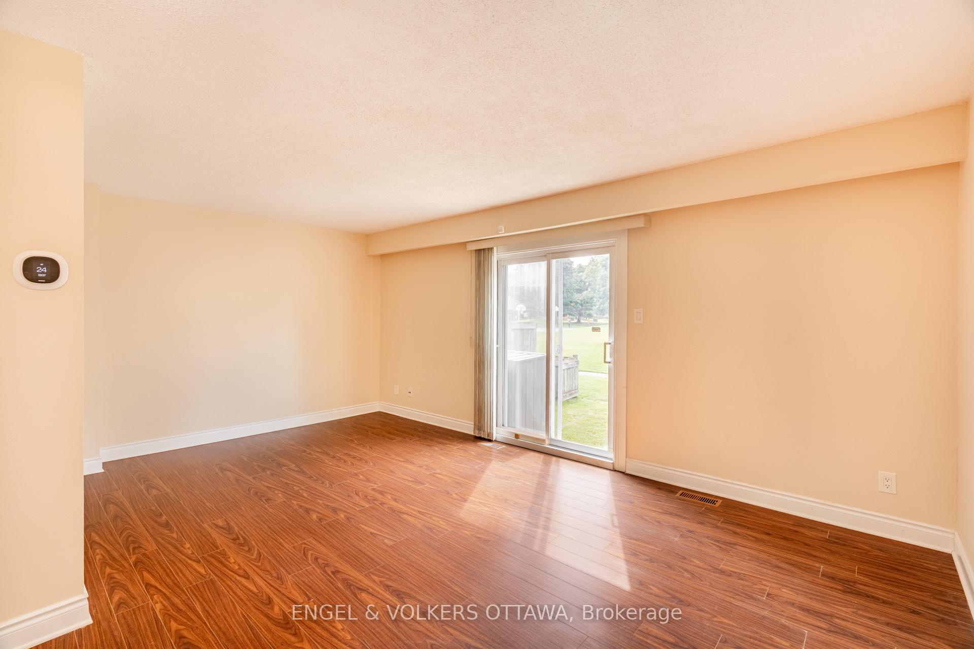 Photo 8 of Unit E, 451 Moodie Drive E, Ottawa, Arbeatha Park — HOMEH
