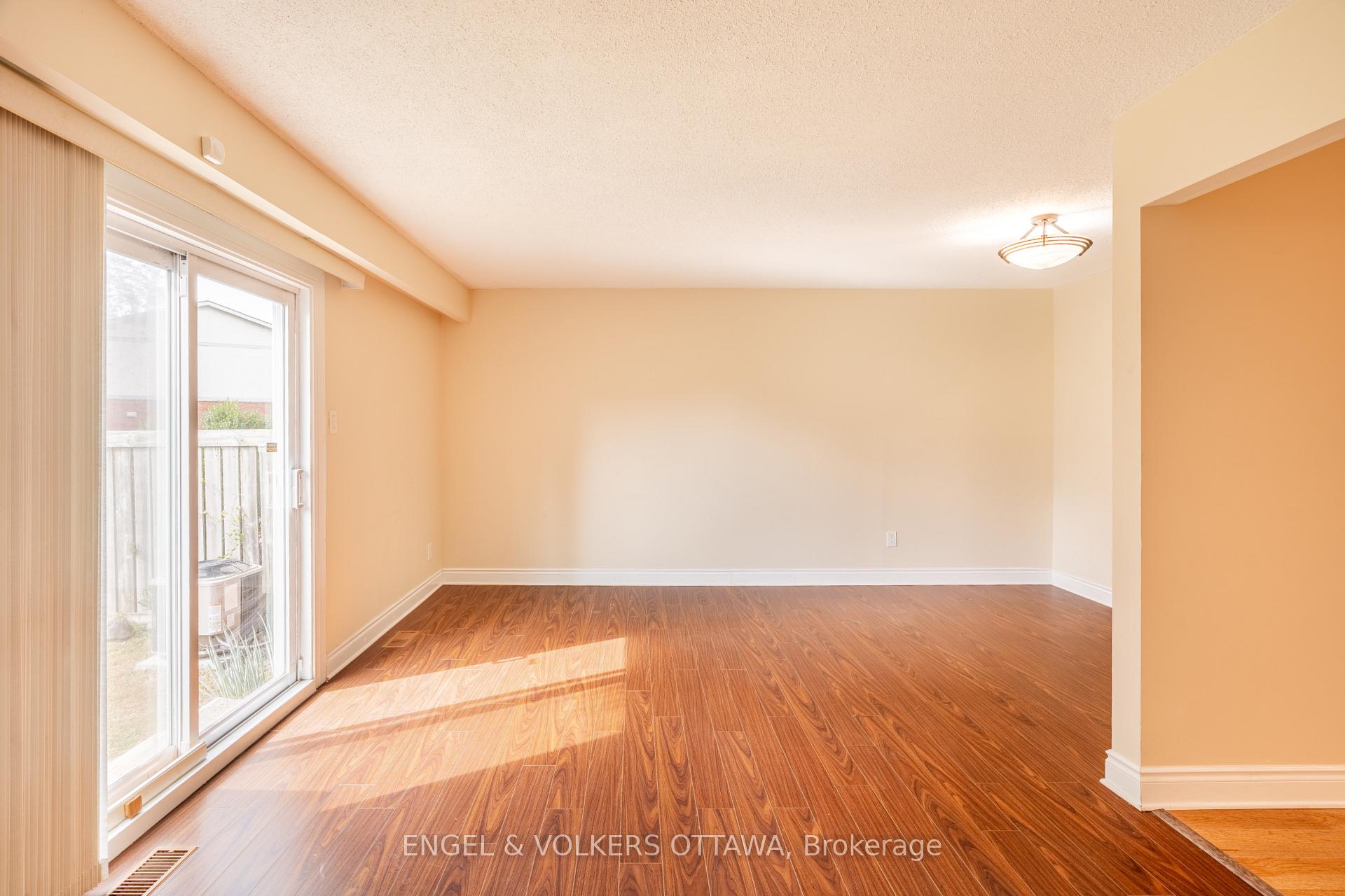 Photo 12 of Unit E, 451 Moodie Drive E, Ottawa, Arbeatha Park — HOMEH
