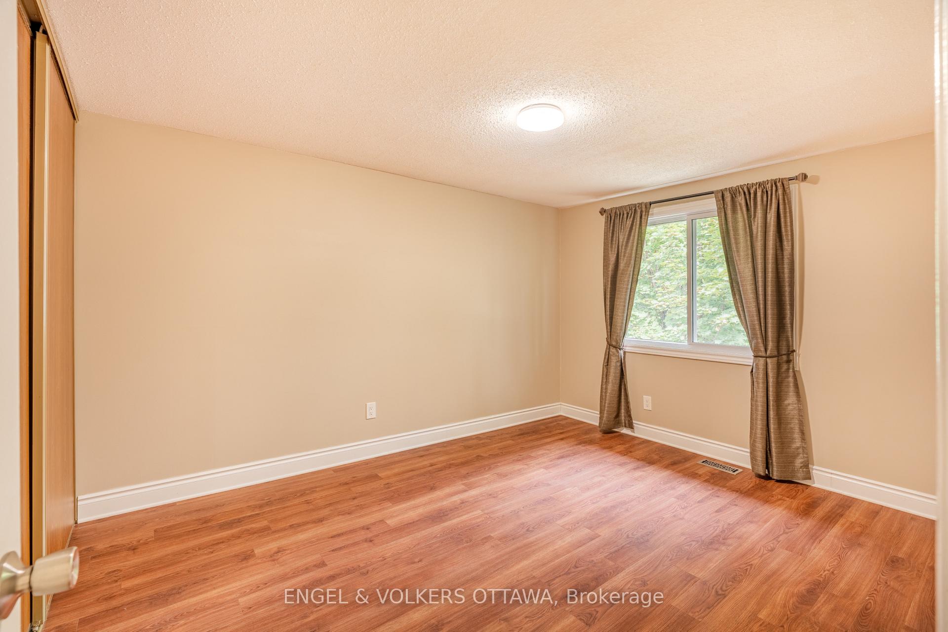 Photo 14 of Unit E, 451 Moodie Drive E, Ottawa, Arbeatha Park — HOMEH