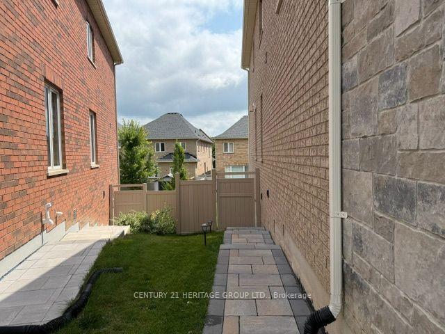 Photo 3 of 23 Goldeneye Drive, East Gwillimbury, Holland Landing — HOMEH