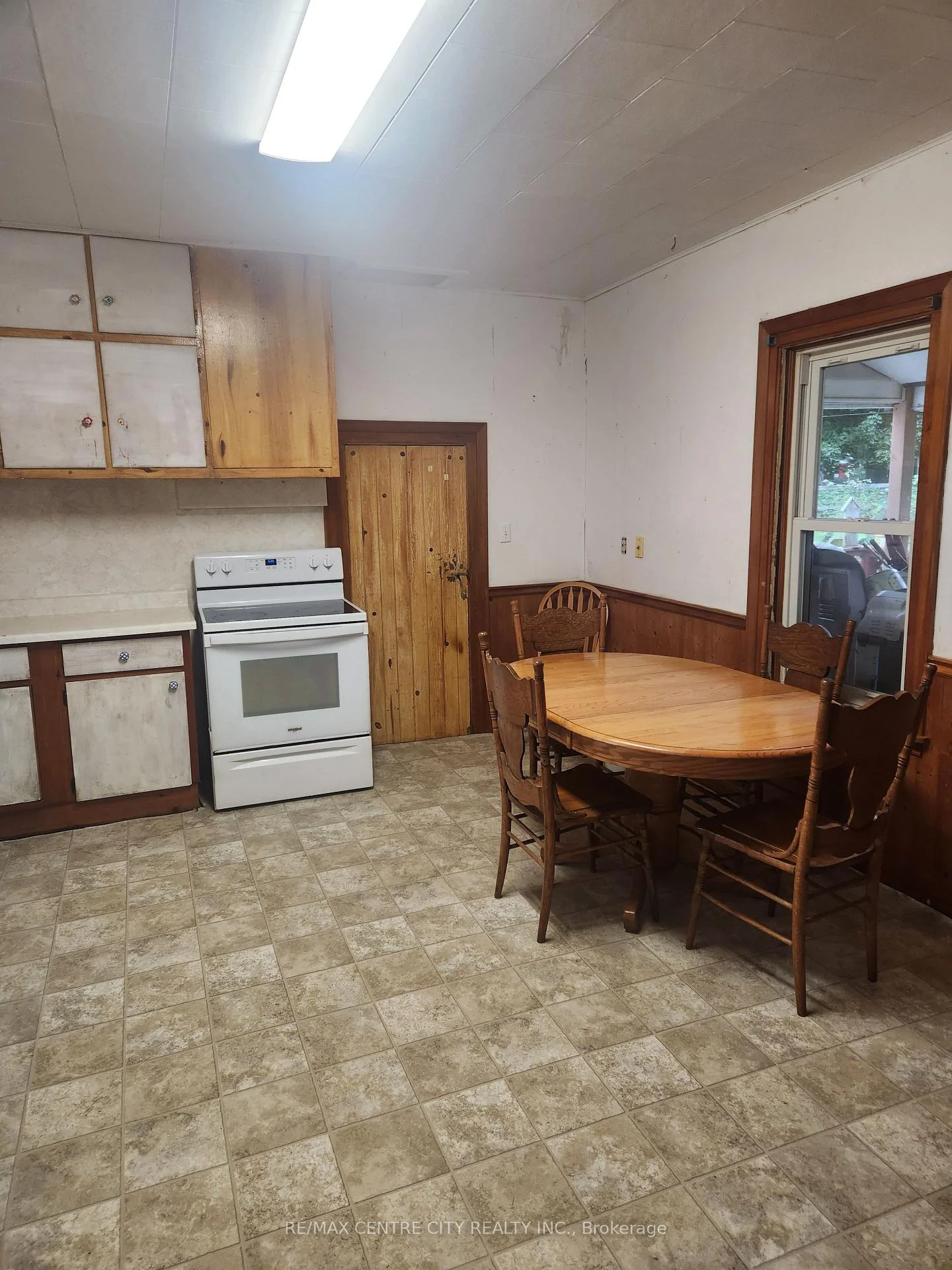 Photo 10 of 244 Elm Street W, Chatham-Kent, Bothwell — HOMEH