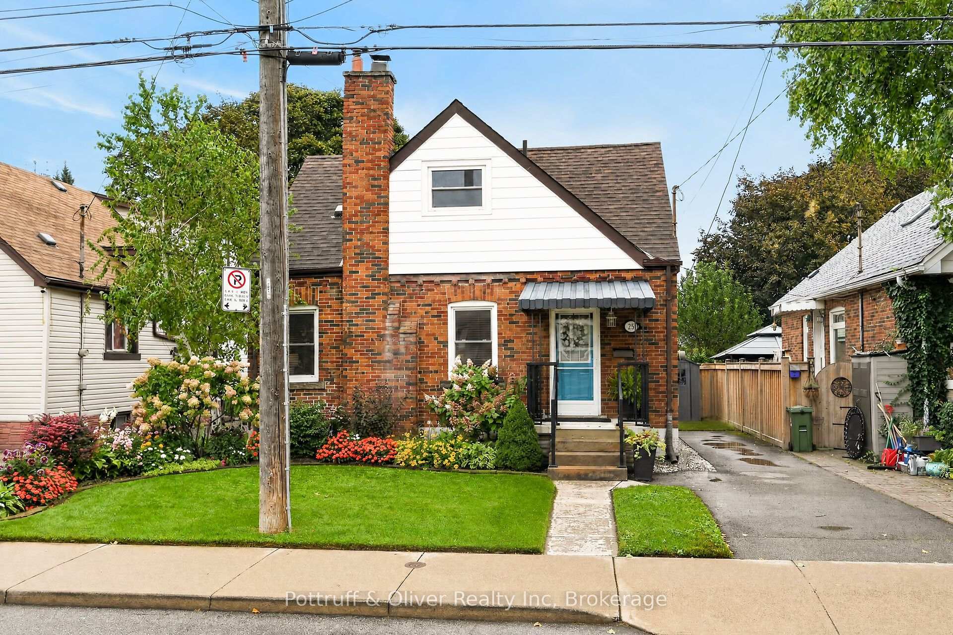Photo 2 of 25 Woodbridge Road, Hamilton, Bartonville — HOMEH