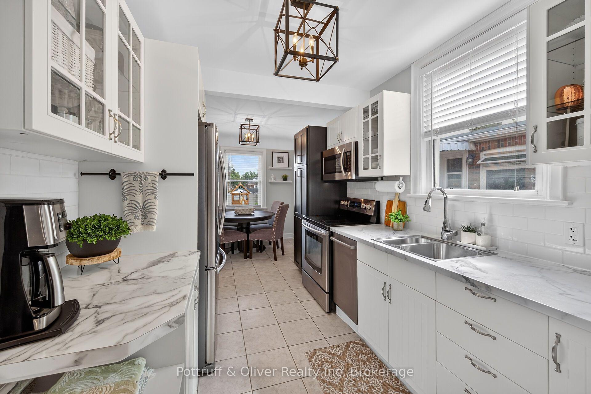 Photo 12 of 25 Woodbridge Road, Hamilton, Bartonville — HOMEH