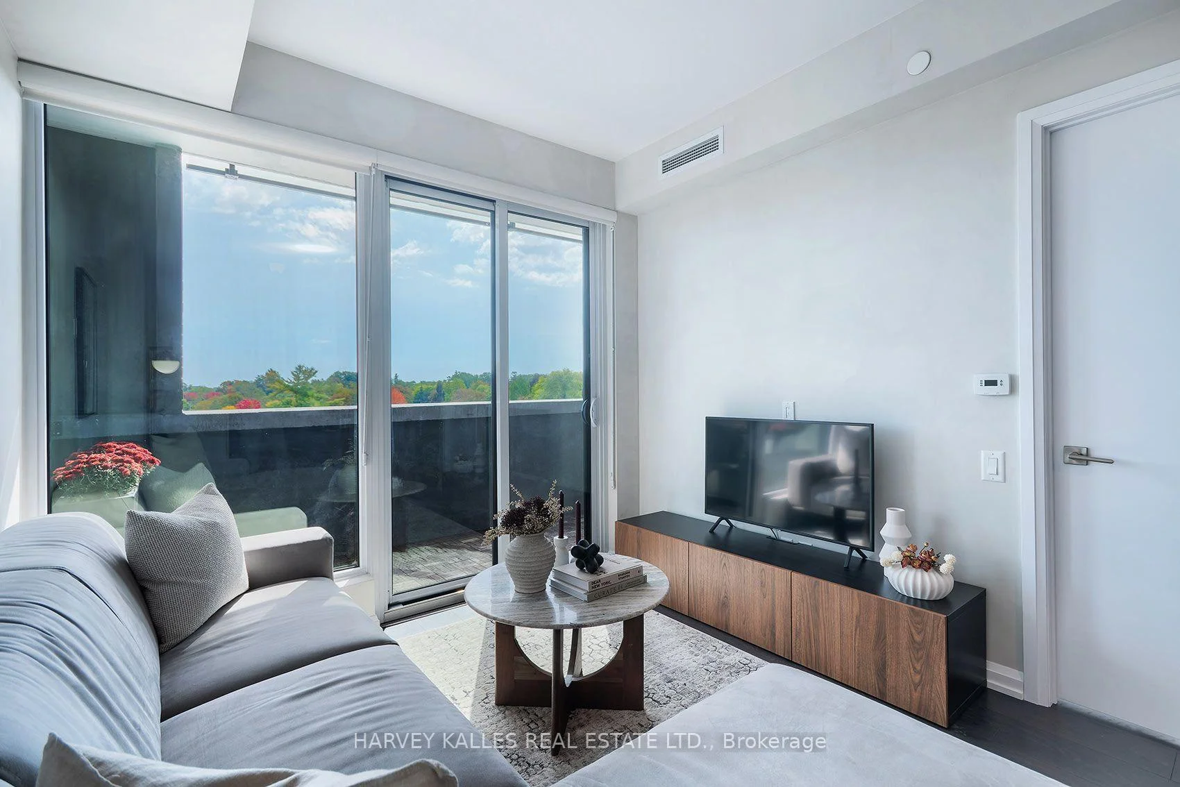Photo 8 of Unit 412, 4208 Dundas Street W, Etobicoke, Edenbridge-Humber Valley — HOMEH