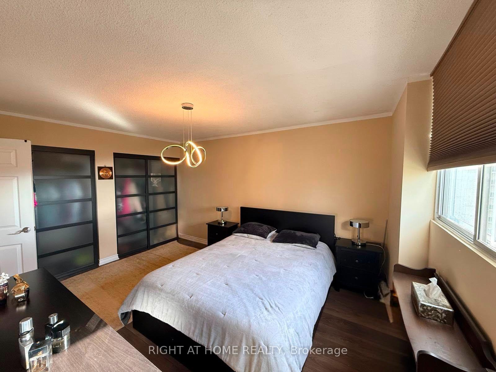 Photo 6 of Unit 1102, 820 Burnhamthorpe Road, Etobicoke, Markland Wood — HOMEH