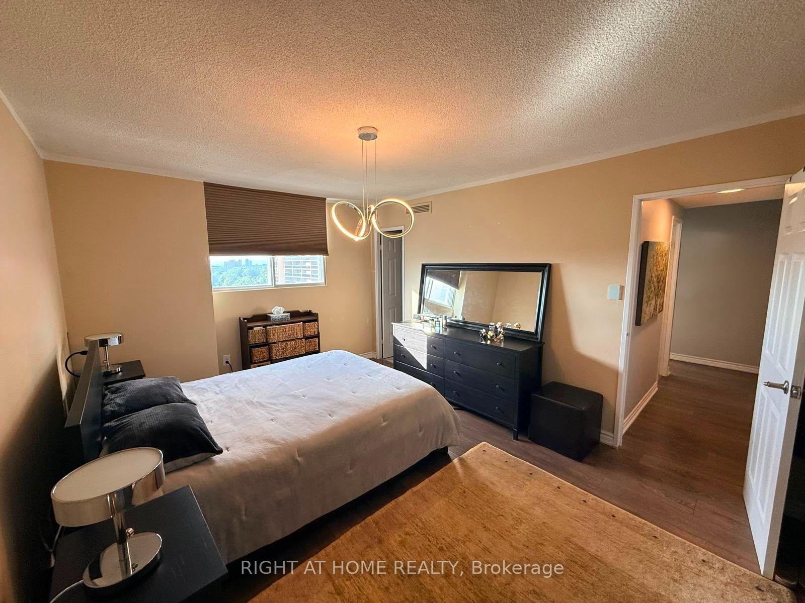 Photo 8 of Unit 1102, 820 Burnhamthorpe Road, Etobicoke, Markland Wood — HOMEH