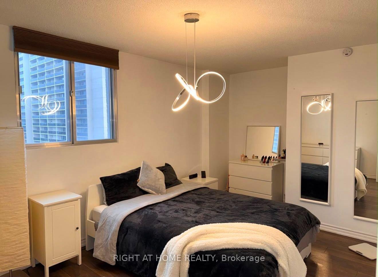 Photo 10 of Unit 1102, 820 Burnhamthorpe Road, Etobicoke, Markland Wood — HOMEH