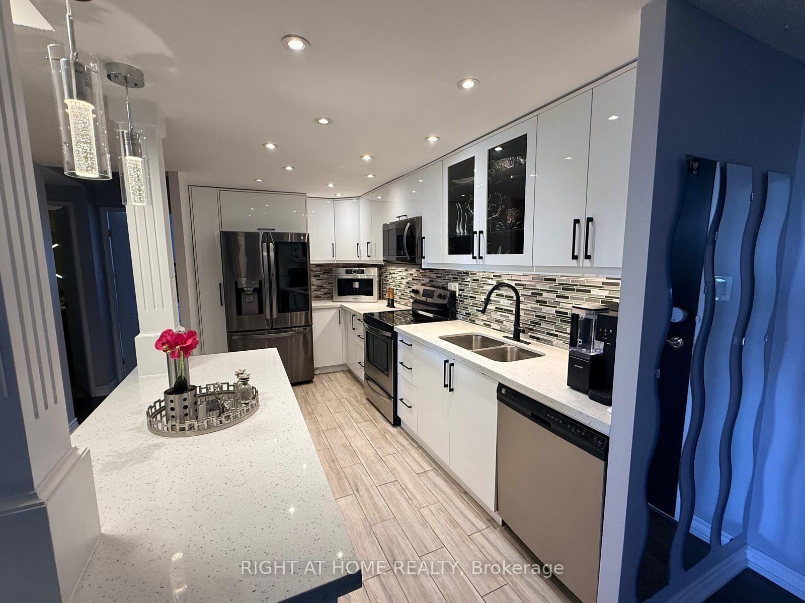 Photo 13 of Unit 1102, 820 Burnhamthorpe Road, Etobicoke, Markland Wood — HOMEH