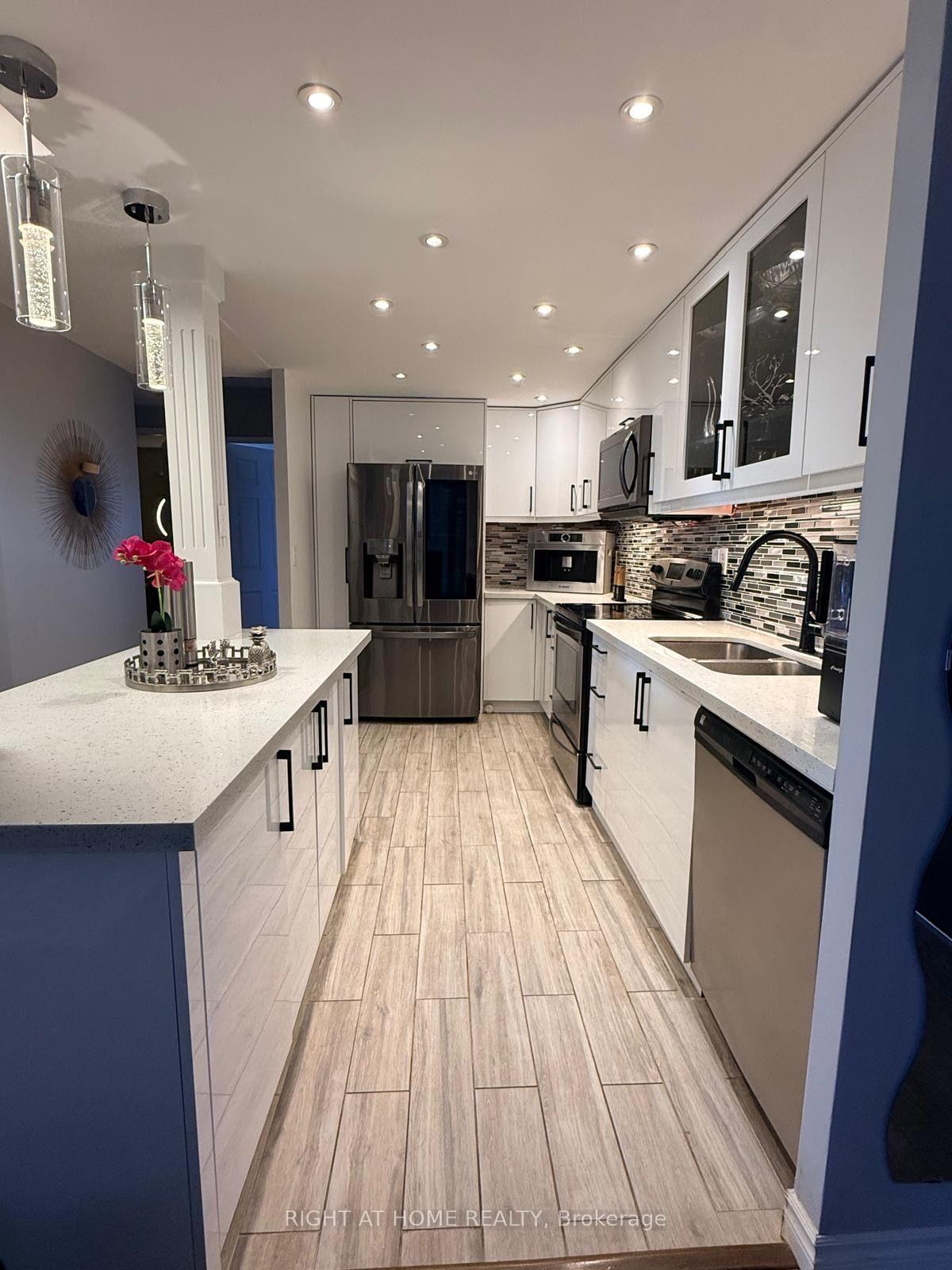 Photo 14 of Unit 1102, 820 Burnhamthorpe Road, Etobicoke, Markland Wood — HOMEH