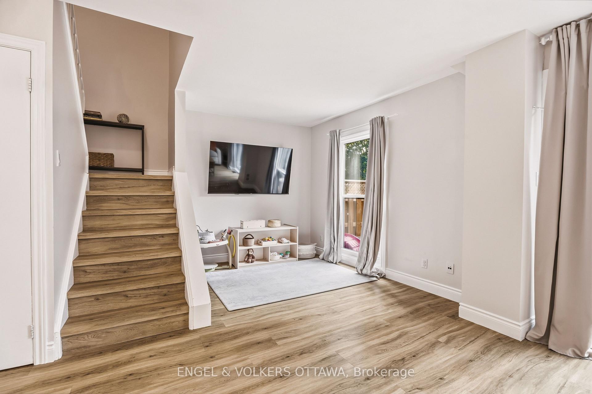 Photo 19 of 38 Compata Way, Ottawa, Blackburn Hamlet (South) — HOMEH