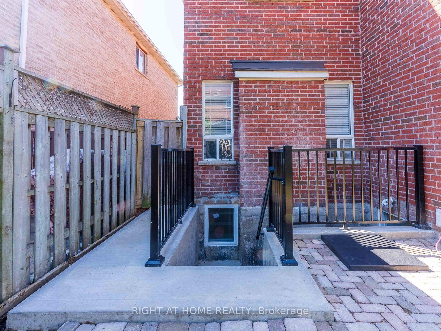 Photo 2 of Unit B, 99 Purcell Crescent, Vaughan, Maple — HOMEH