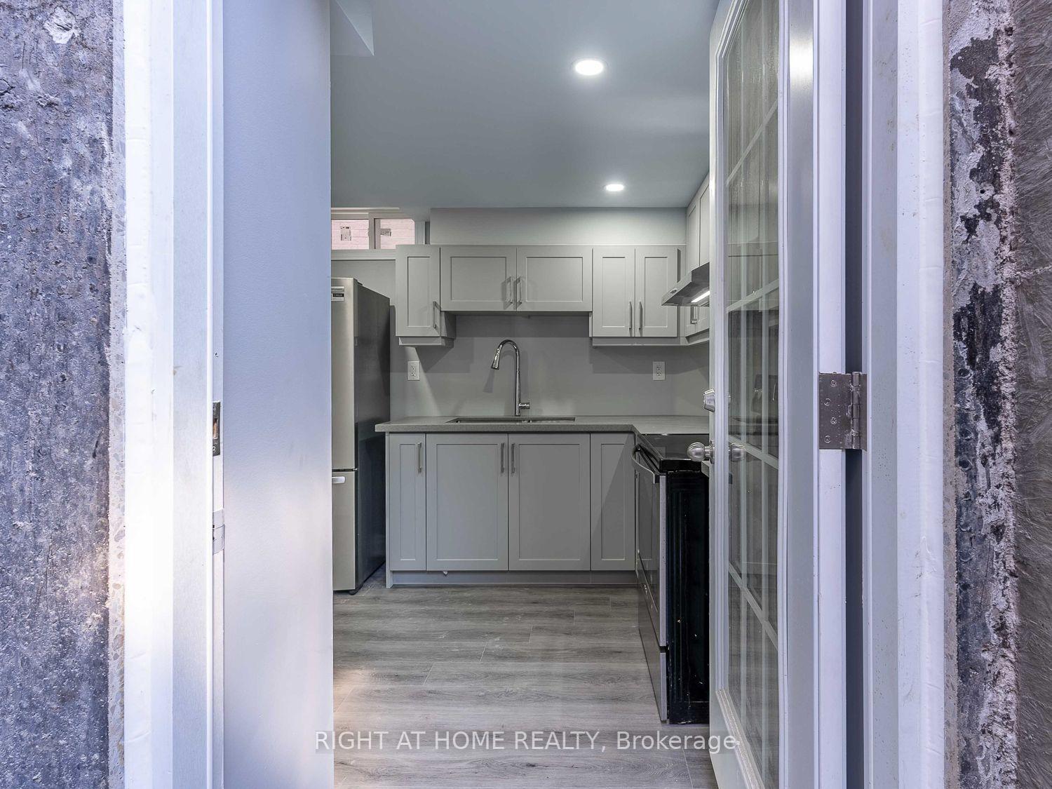 Photo 3 of Unit B, 99 Purcell Crescent, Vaughan, Maple — HOMEH