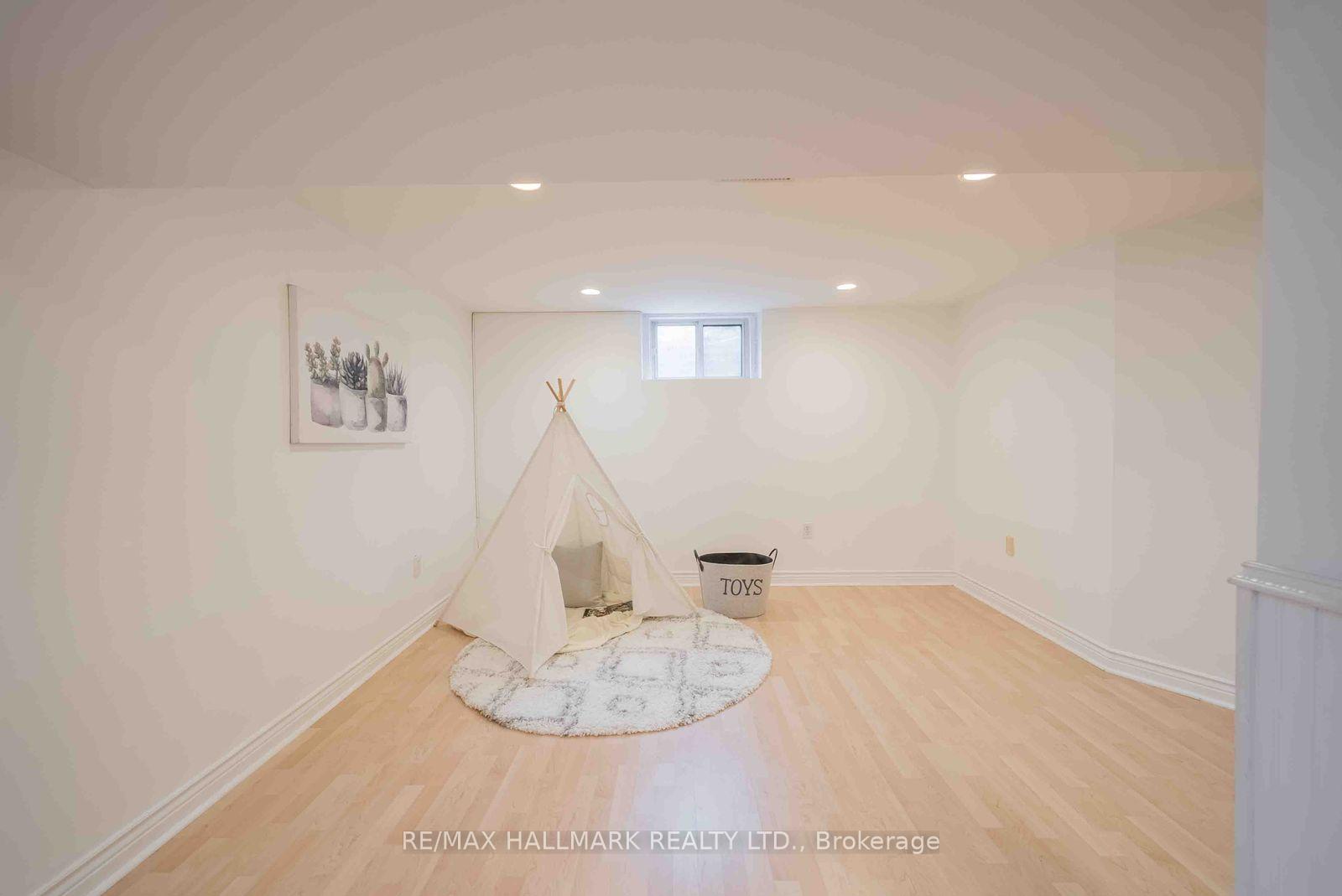 Photo 37 of 65 Baroness Crescent, North York, Don Valley Village — HOMEH