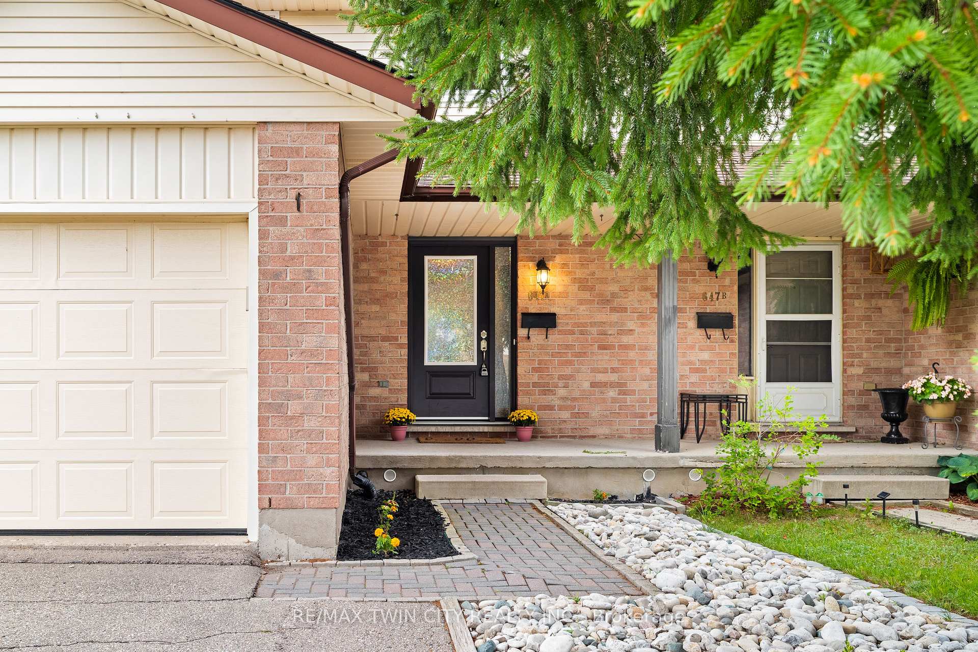 Photo 1 of 647 Pinerow Crescent, Waterloo, Westvale — HOMEH