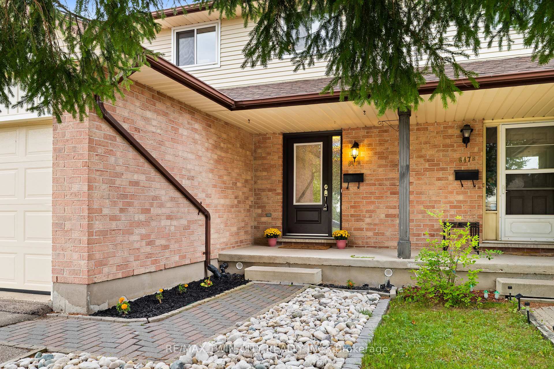 Photo 2 of 647 Pinerow Crescent, Waterloo, Westvale — HOMEH