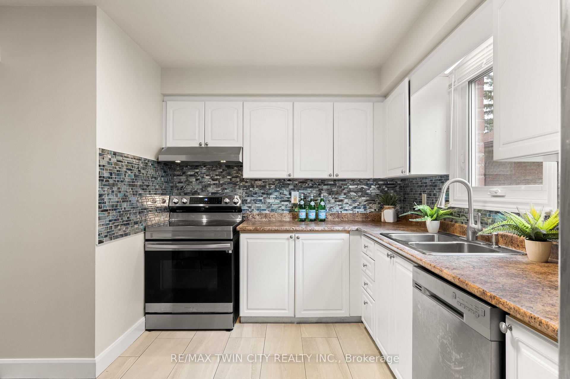 Photo 13 of 647 Pinerow Crescent, Waterloo, Westvale — HOMEH