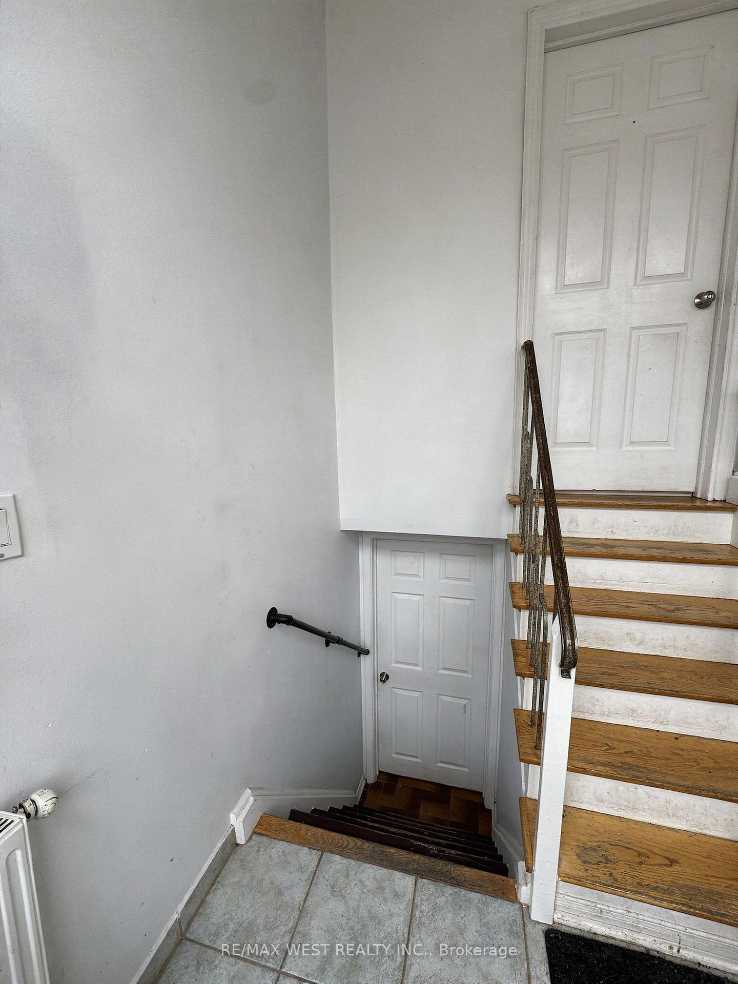 Photo 5 of Unit Lower Level, 31 Valencia Crescent, North York, Maple Leaf — HOMEH