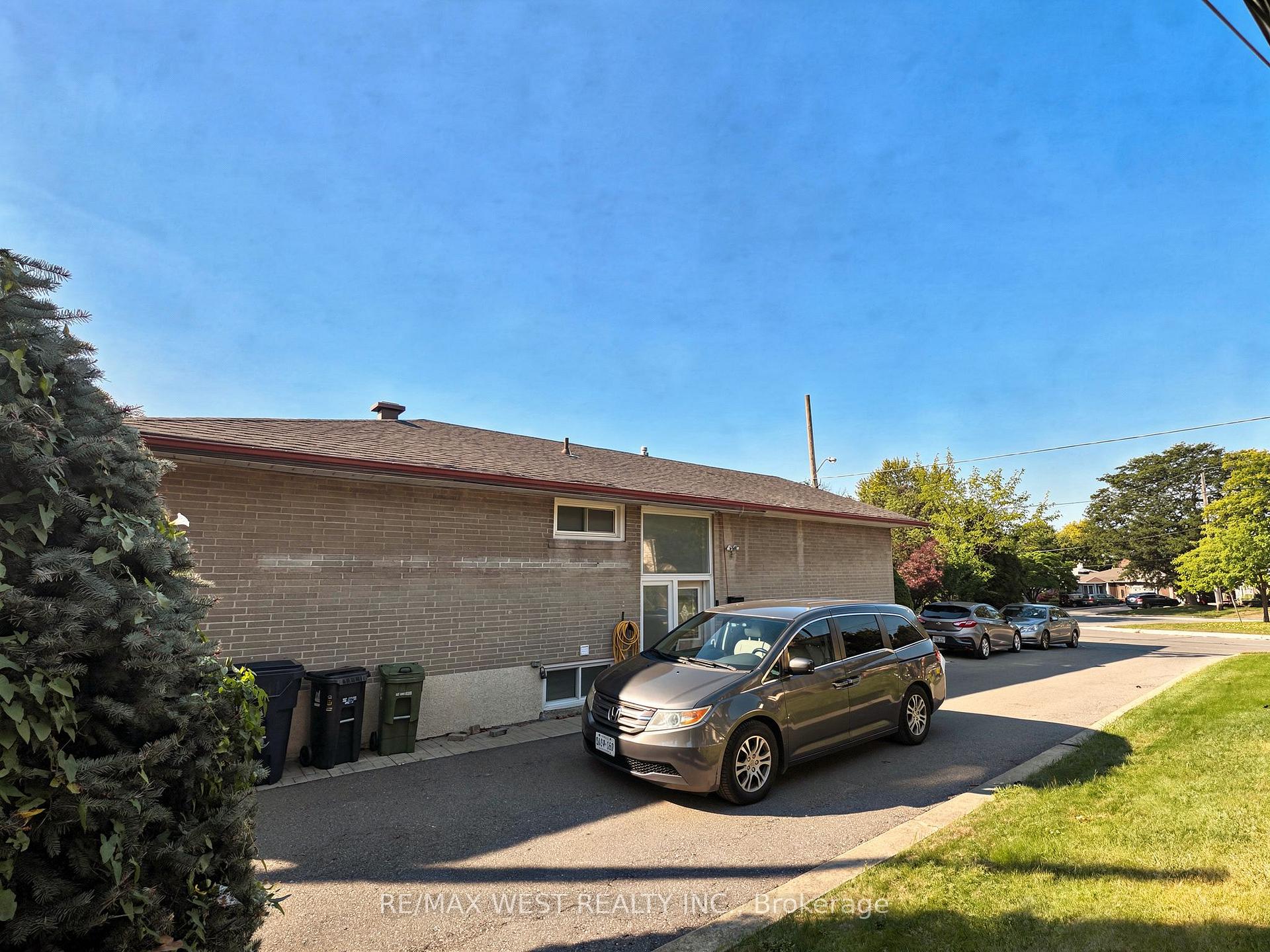 Photo 3 of Unit Lower Level, 31 Valencia Crescent, North York, Maple Leaf — HOMEH
