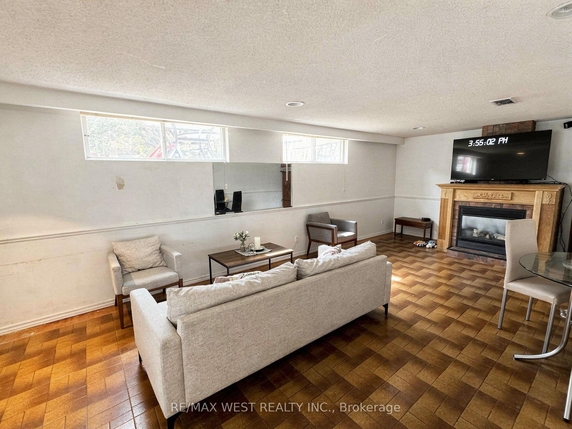 Photo 10 of Unit Lower Level, 31 Valencia Crescent, North York, Maple Leaf — HOMEH