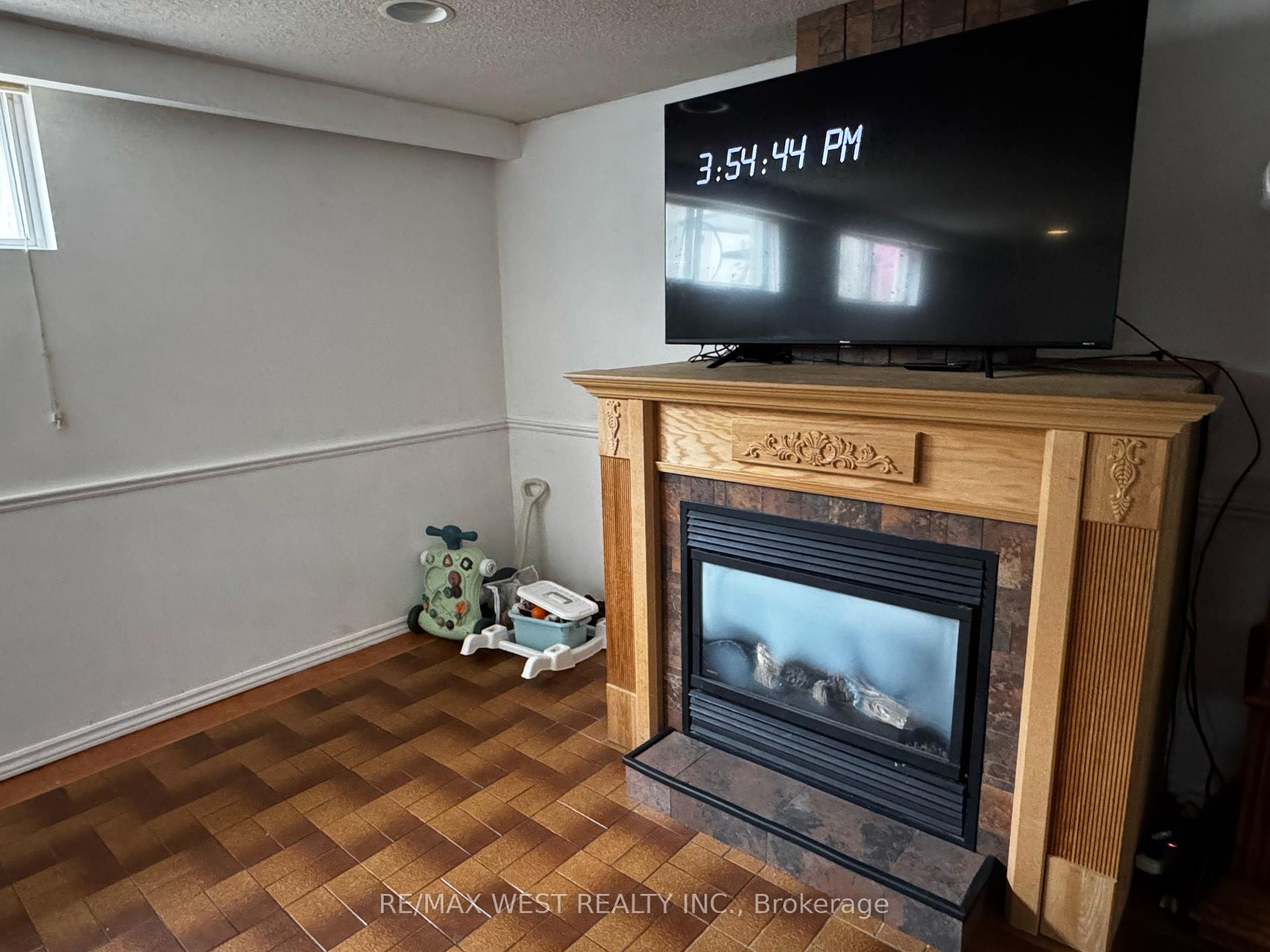 Photo 11 of Unit Lower Level, 31 Valencia Crescent, North York, Maple Leaf — HOMEH