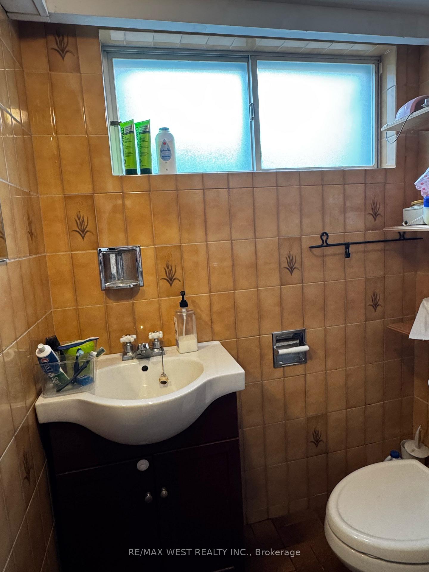 Photo 16 of Unit Lower Level, 31 Valencia Crescent, North York, Maple Leaf — HOMEH