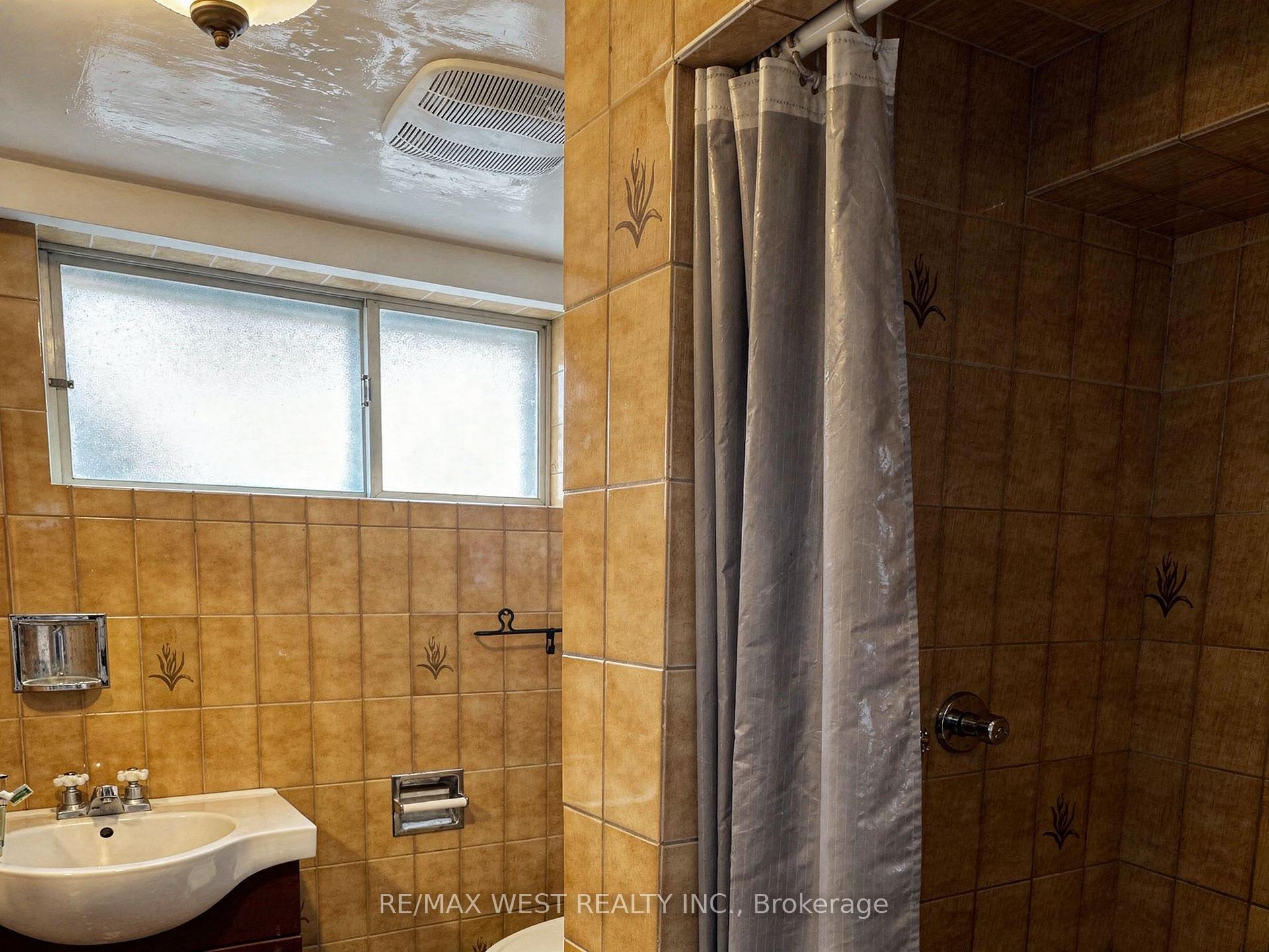 Photo 17 of Unit Lower Level, 31 Valencia Crescent, North York, Maple Leaf — HOMEH
