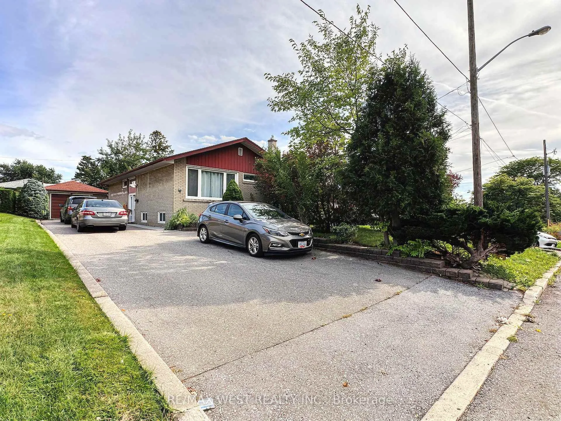Photo 2 of Unit Lower Level, 31 Valencia Crescent, North York, Maple Leaf — HOMEH
