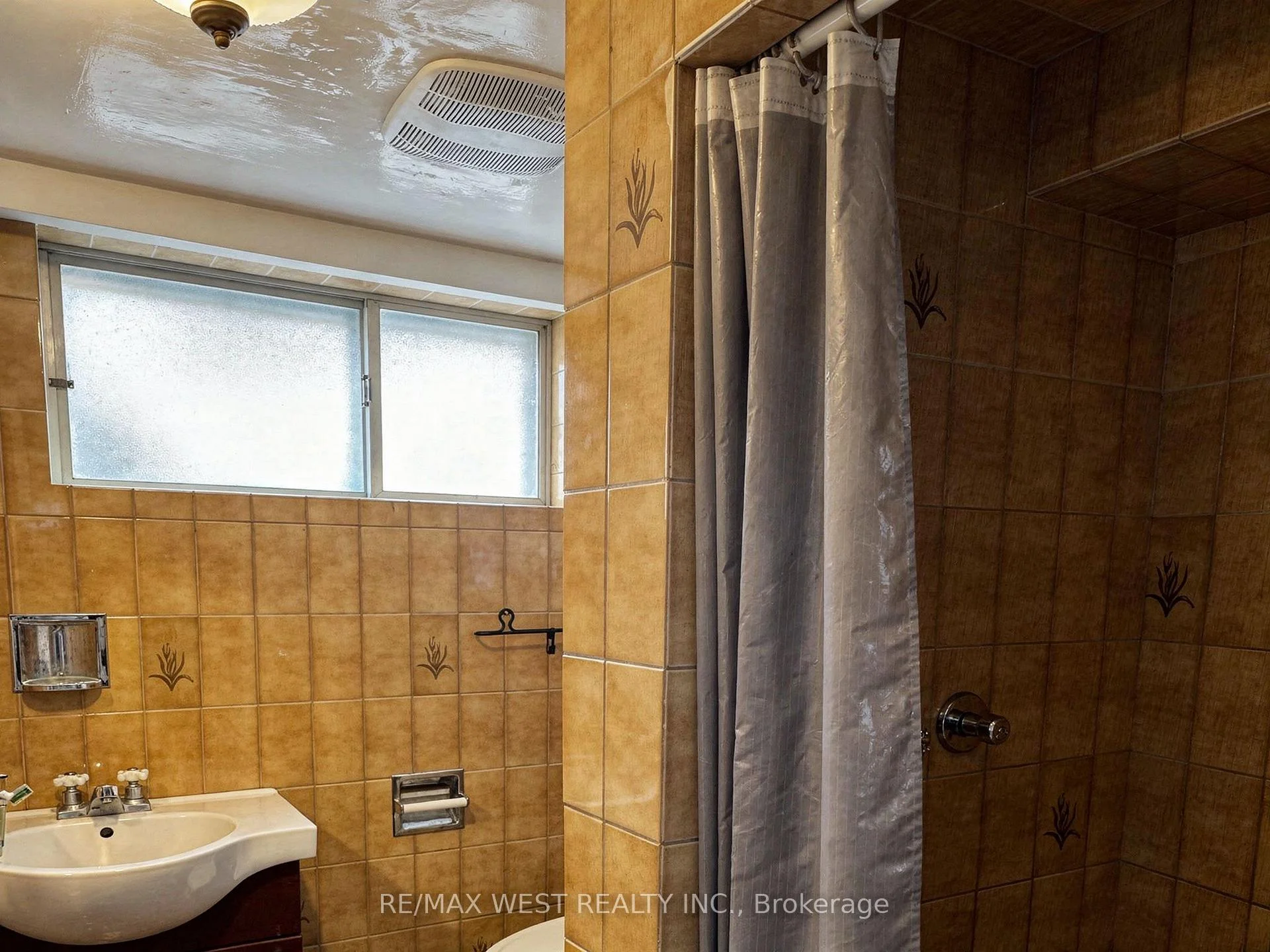 Photo 14 of Unit Lower Level, 31 Valencia Crescent, North York, Maple Leaf — HOMEH