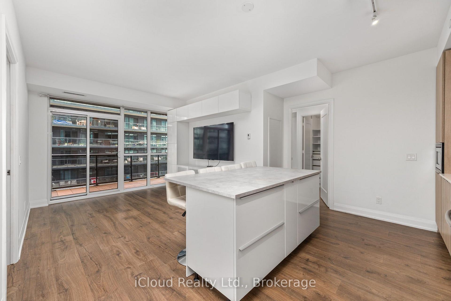 Photo 4 of Unit 810, 110 Marine Parade Drive, Etobicoke, Mimico — HOMEH