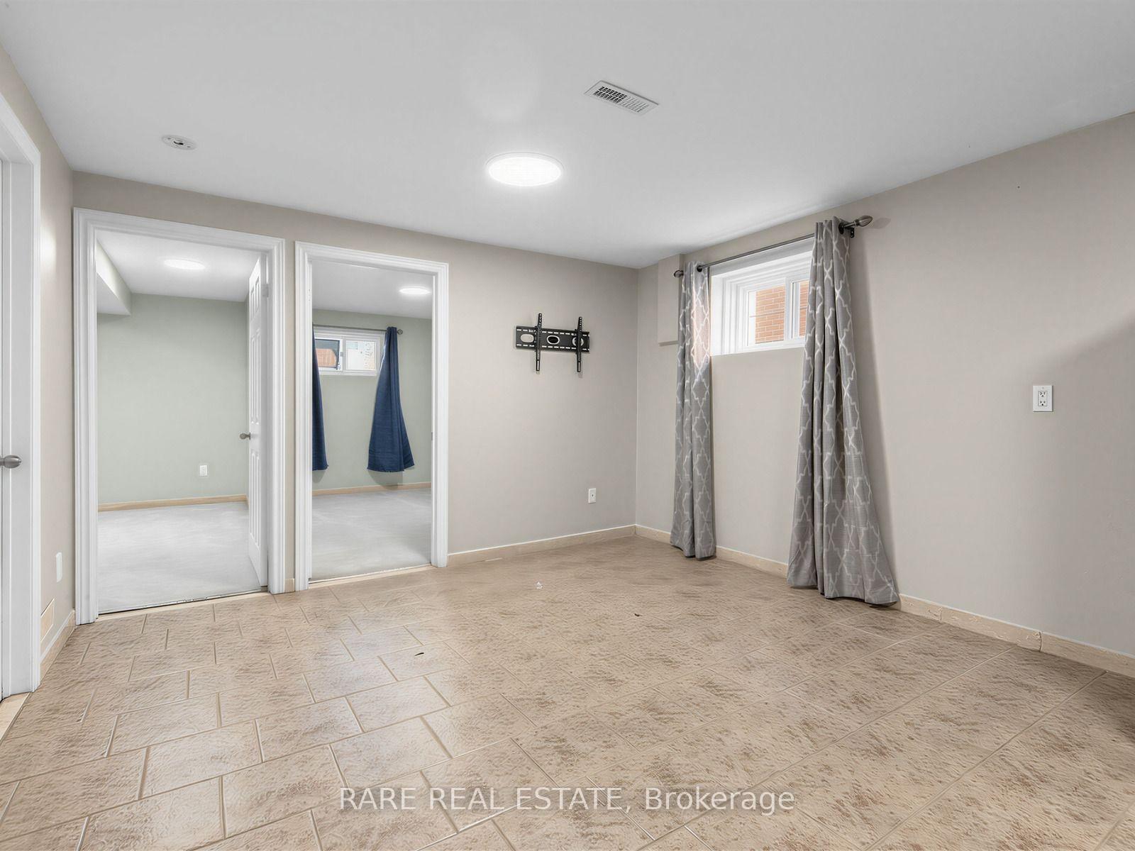 Photo 12 of 4 Hisey [Basement] Crescent, North York, Black Creek — HOMEH