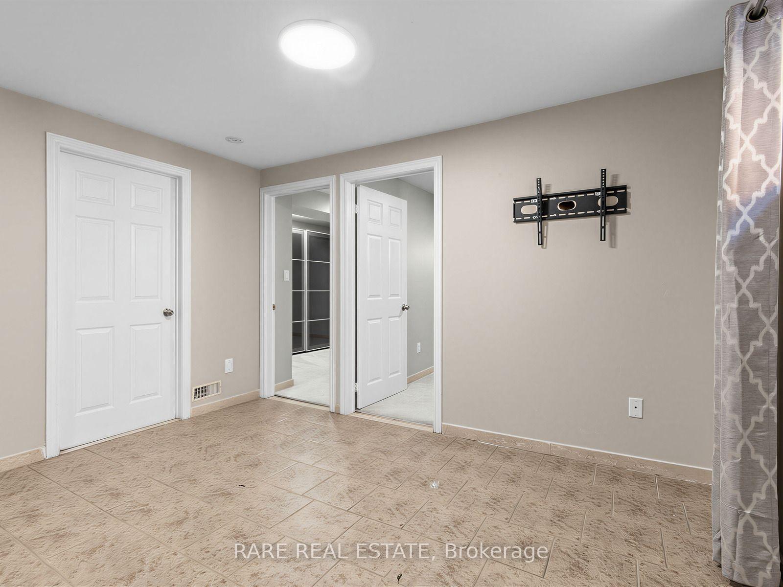 Photo 15 of 4 Hisey [Basement] Crescent, North York, Black Creek — HOMEH