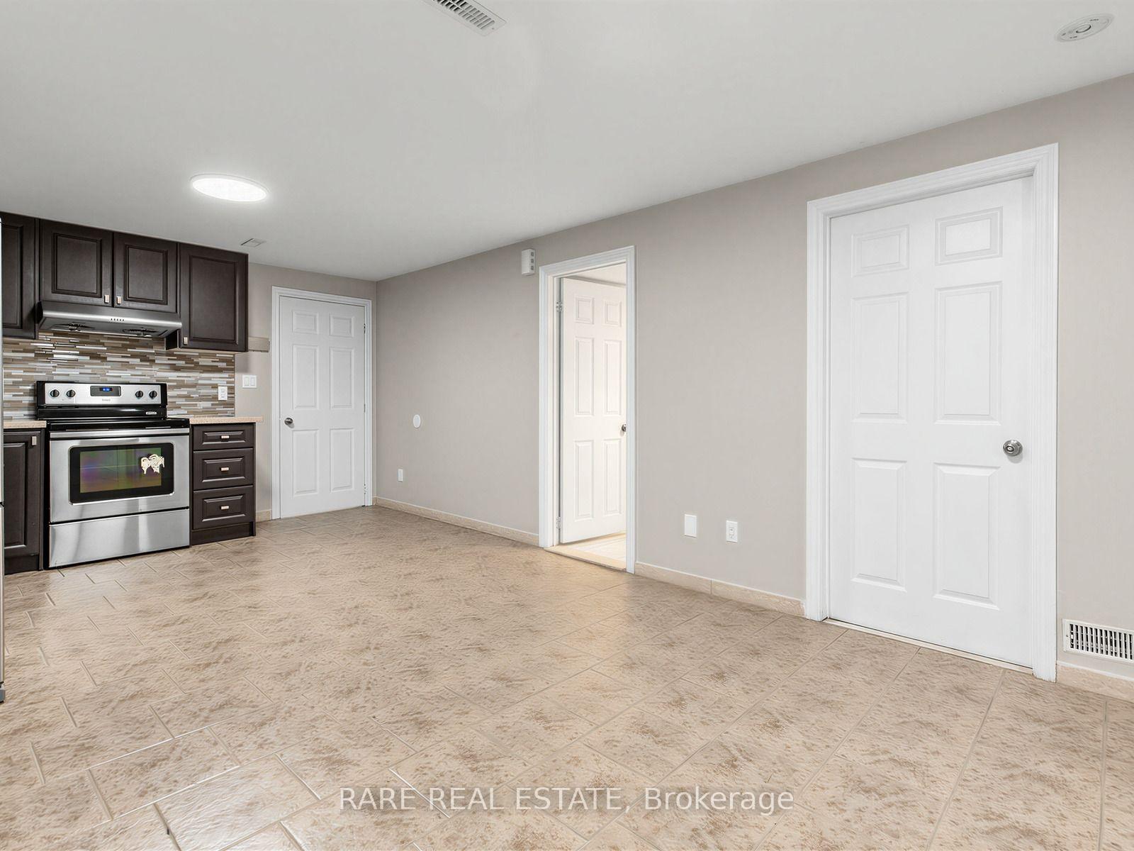 Photo 16 of 4 Hisey [Basement] Crescent, North York, Black Creek — HOMEH