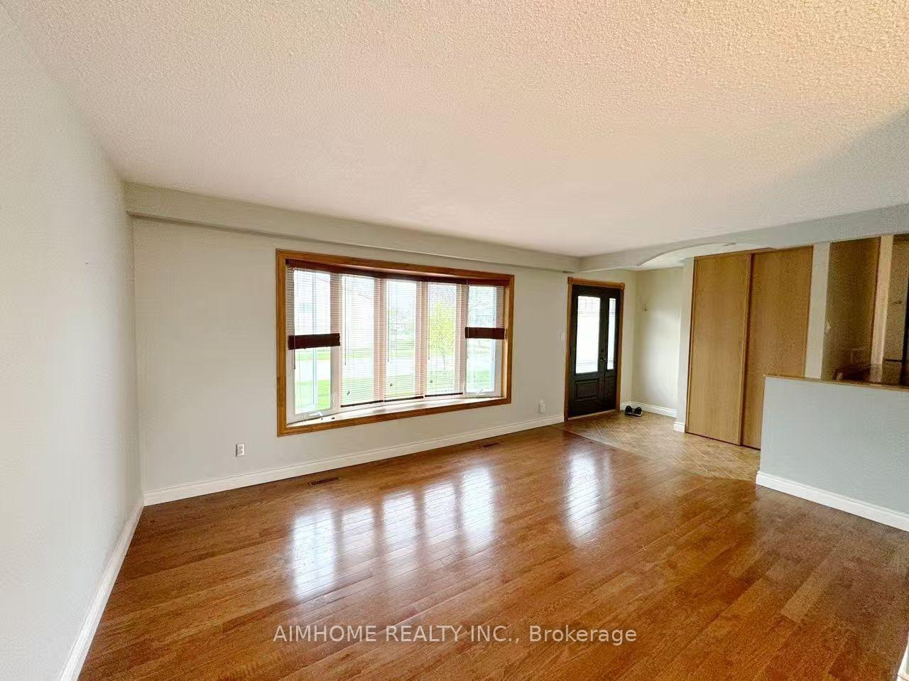 Photo 2 of 1597 Newlands Crescent, Burlington, Palmer — HOMEH