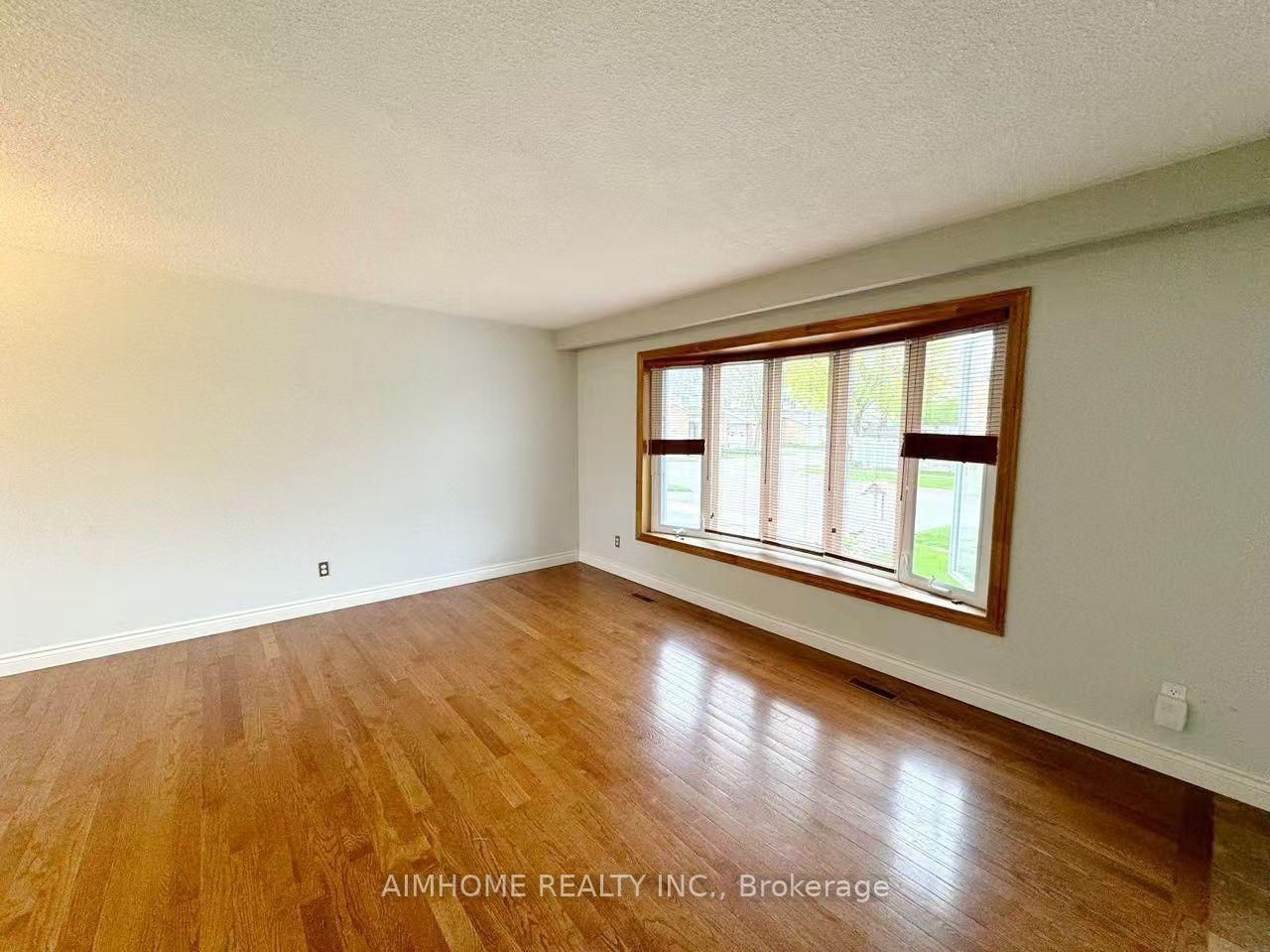Photo 3 of 1597 Newlands Crescent, Burlington, Palmer — HOMEH