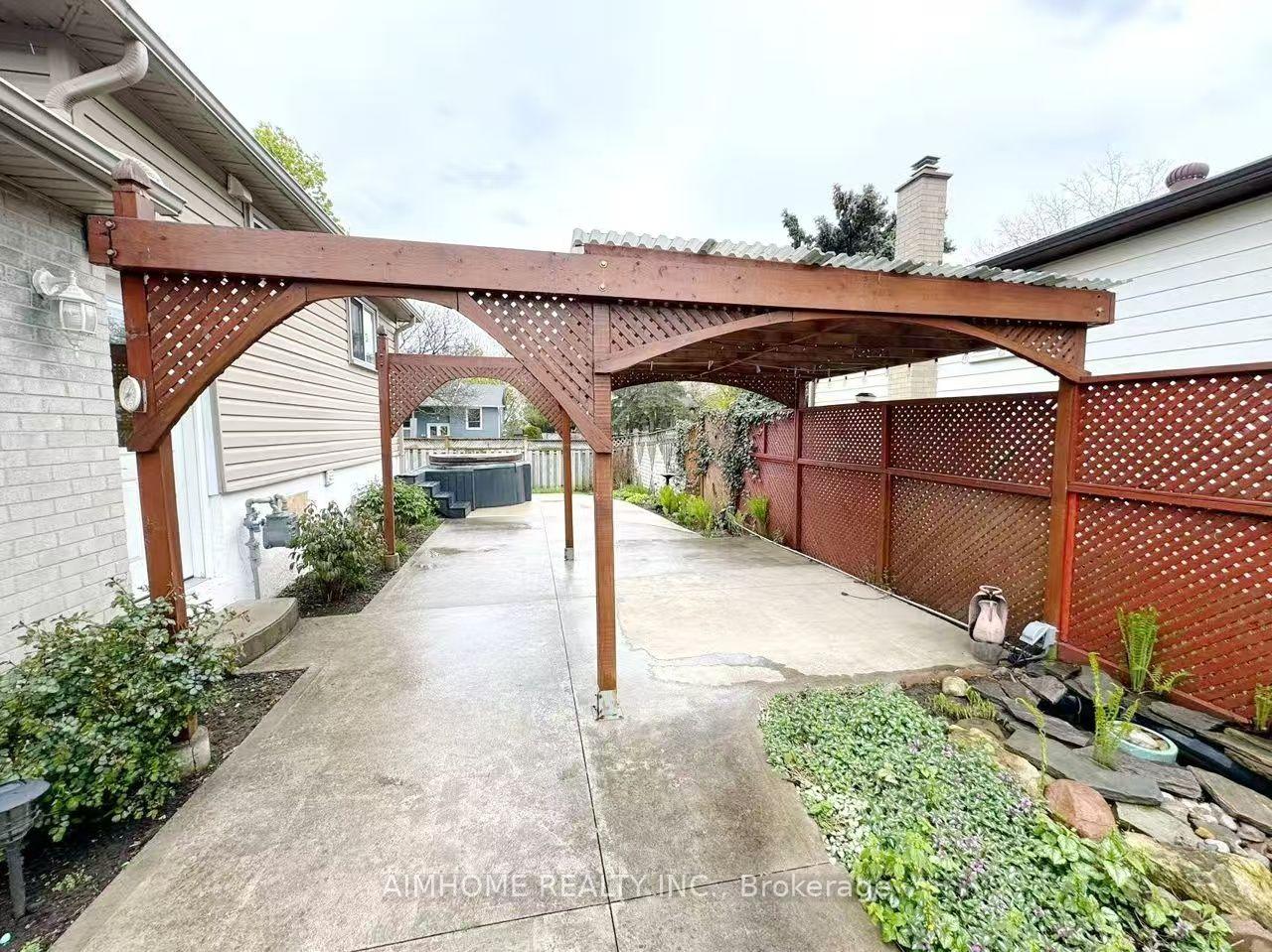 Photo 7 of 1597 Newlands Crescent, Burlington, Palmer — HOMEH