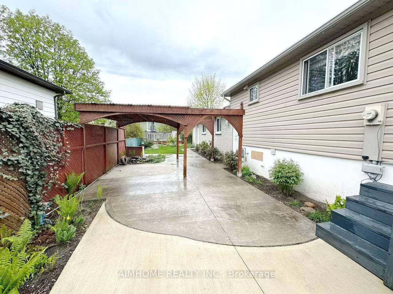 Photo 8 of 1597 Newlands Crescent, Burlington, Palmer — HOMEH