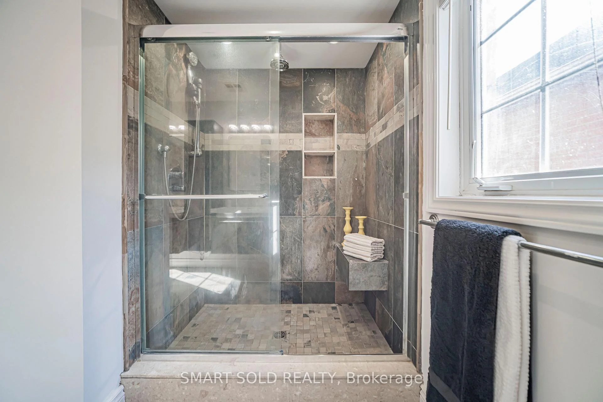 Photo 33 of 82 Ballymore Drive, Aurora, Bayview Wellington — HOMEH