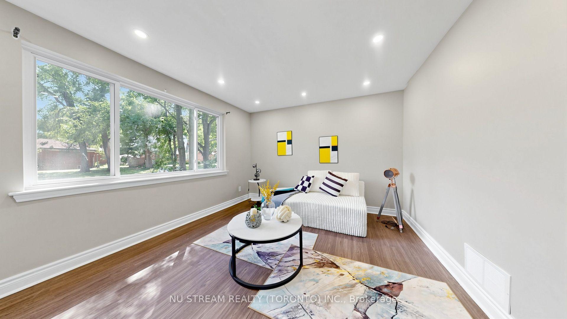 Photo 3 of 226 Oakridge Drive, Scarborough, Cliffcrest — HOMEH