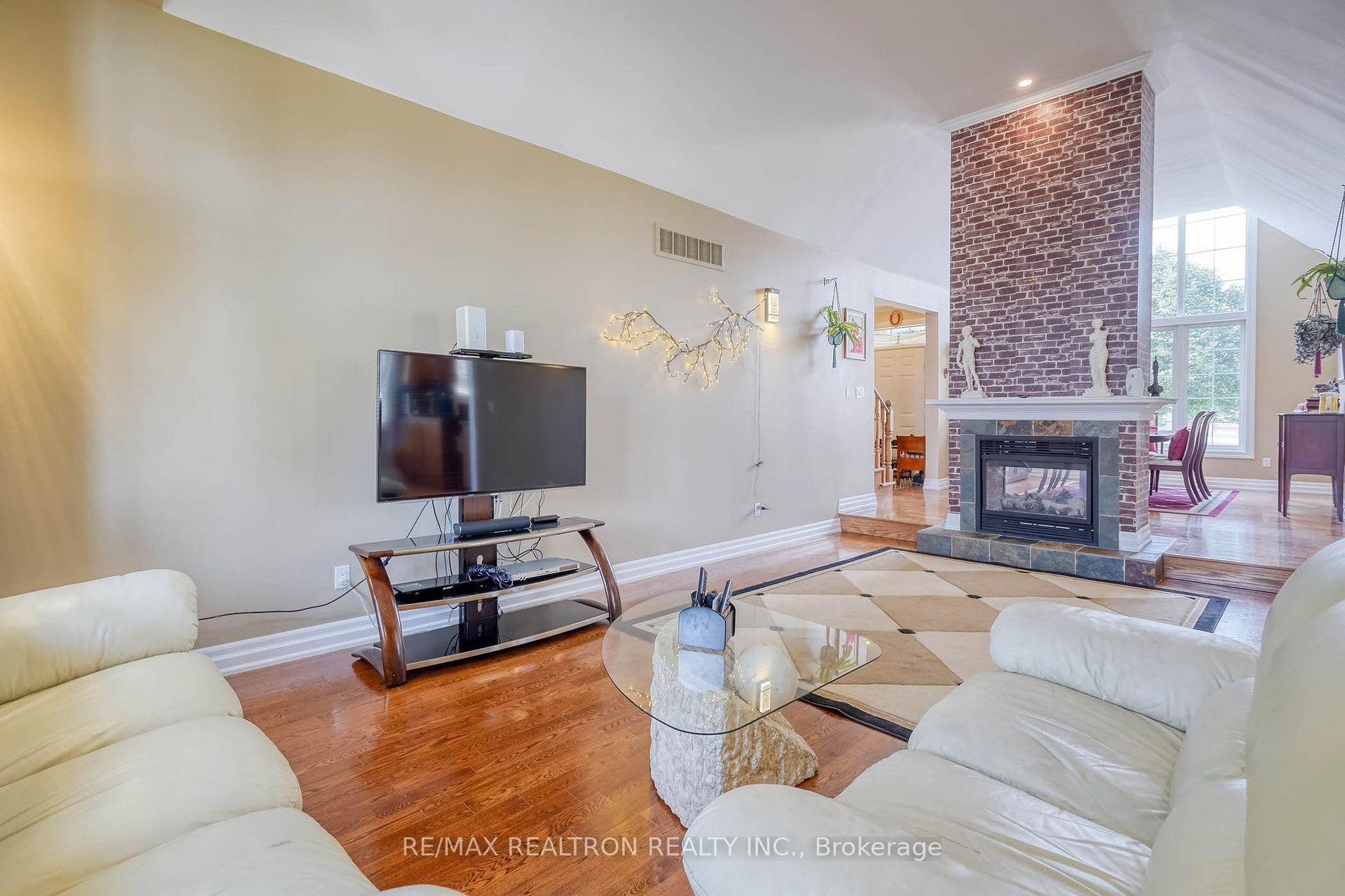 Photo 10 of 486 Falconwood Hollow, Aurora, Aurora Estates — HOMEH