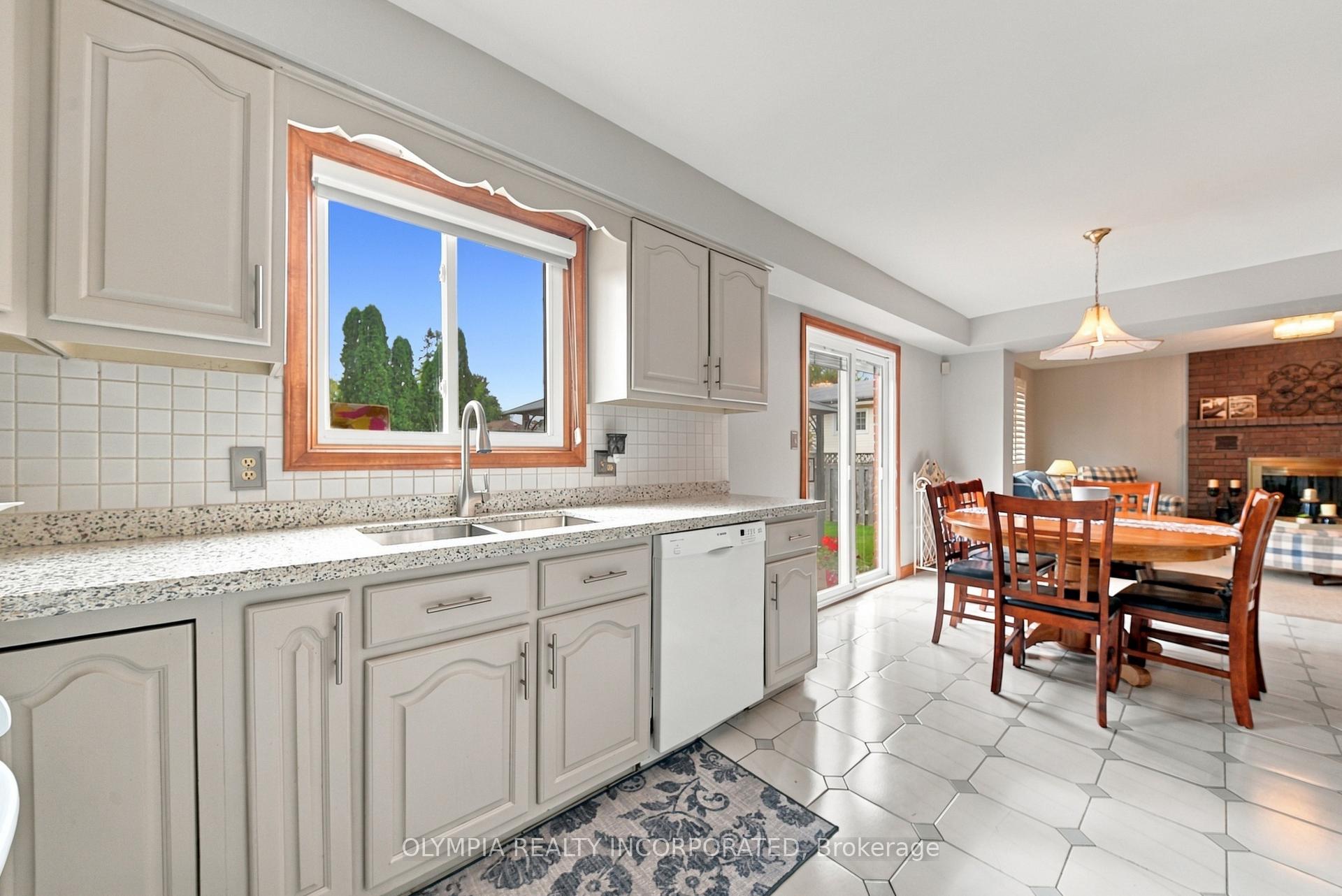 Photo 12 of 7100 Harovics Lane, Niagara Falls, Arad/Fallsview — HOMEH