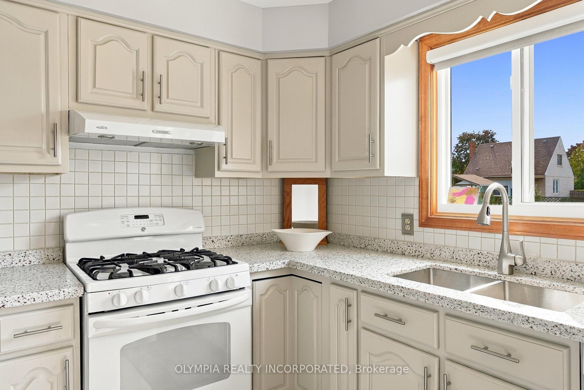 Photo 13 of 7100 Harovics Lane, Niagara Falls, Arad/Fallsview — HOMEH