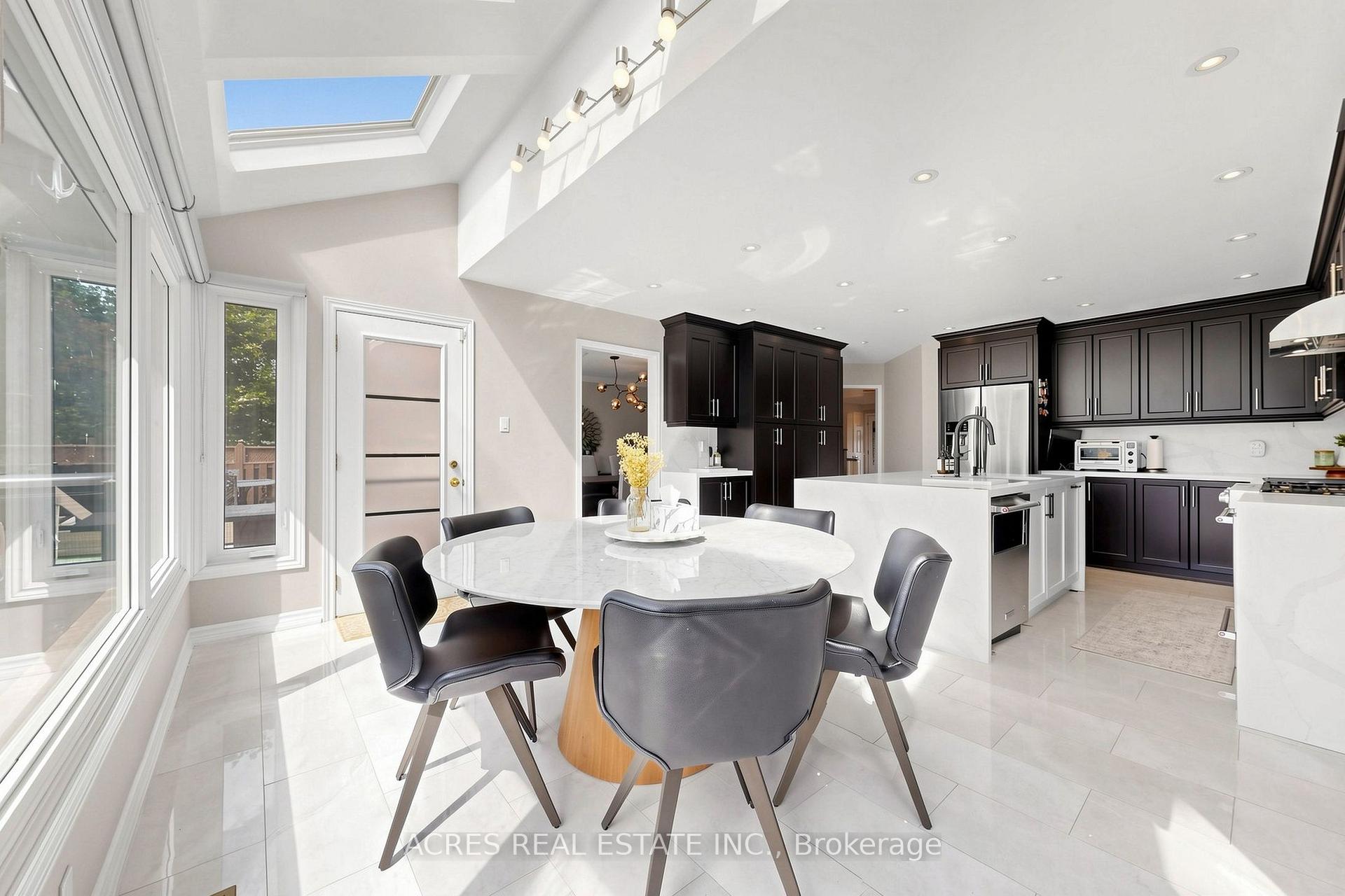 Photo 5 of 30 Casper Crescent, Brampton, Fletcher's Creek South — HOMEH