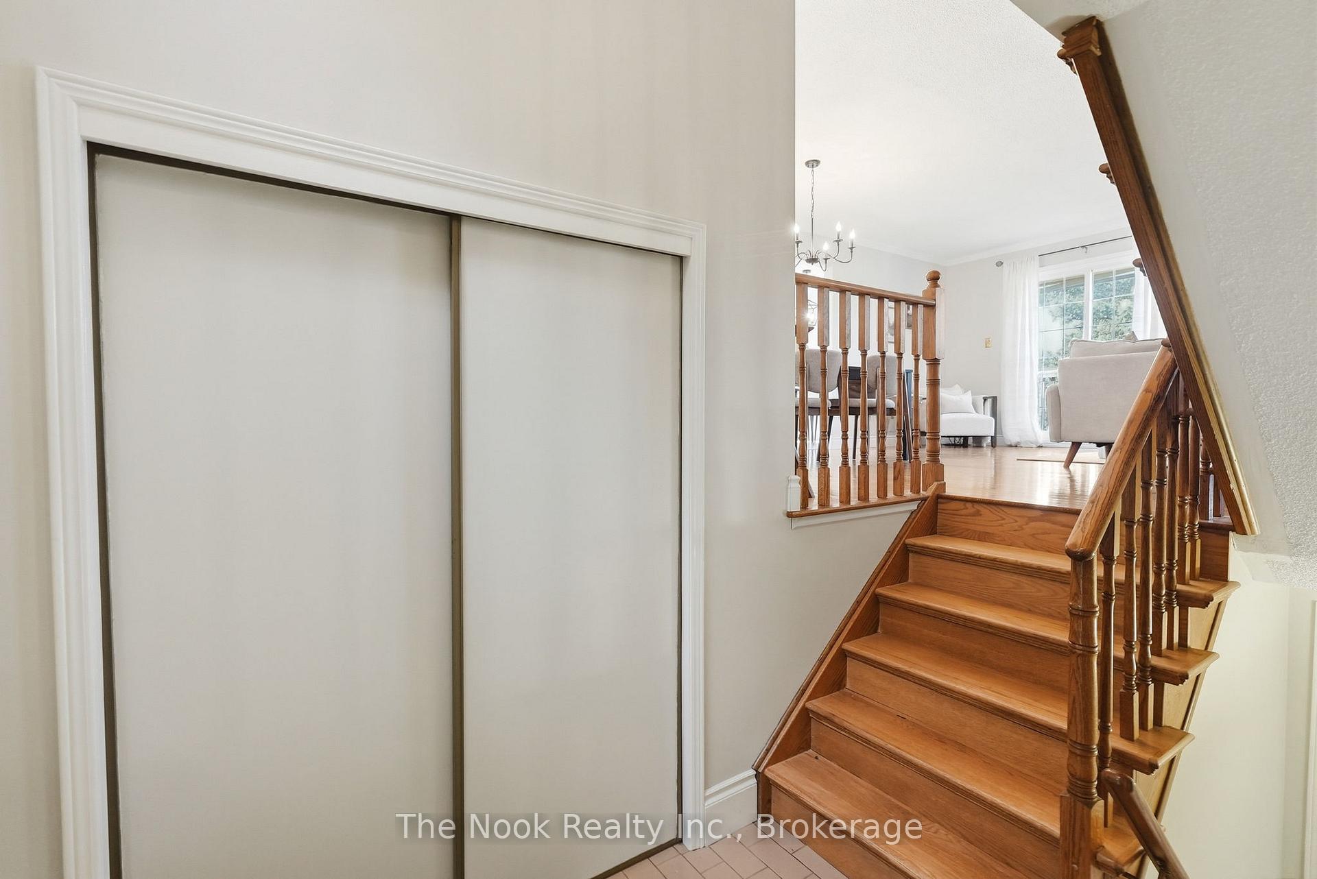 Photo 2 of 45 Bernick Crescent, Whitchurch-Stouffville, Stouffville — HOMEH