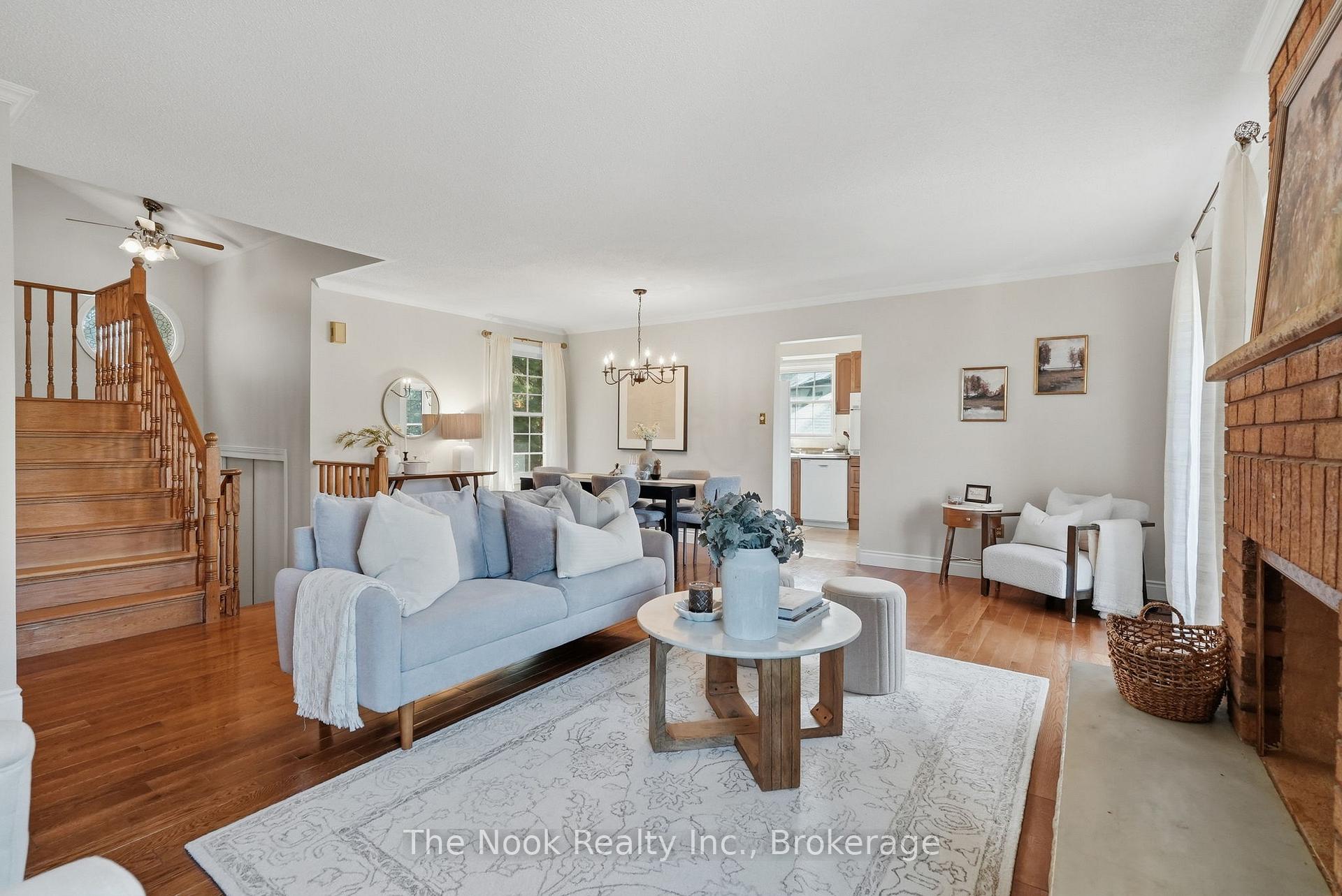 Photo 3 of 45 Bernick Crescent, Whitchurch-Stouffville, Stouffville — HOMEH