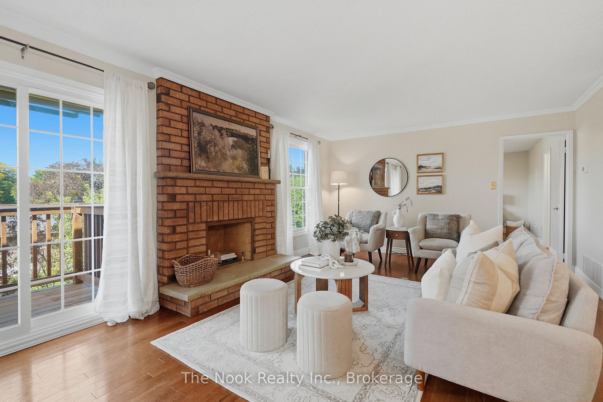 Photo 4 of 45 Bernick Crescent, Whitchurch-Stouffville, Stouffville — HOMEH