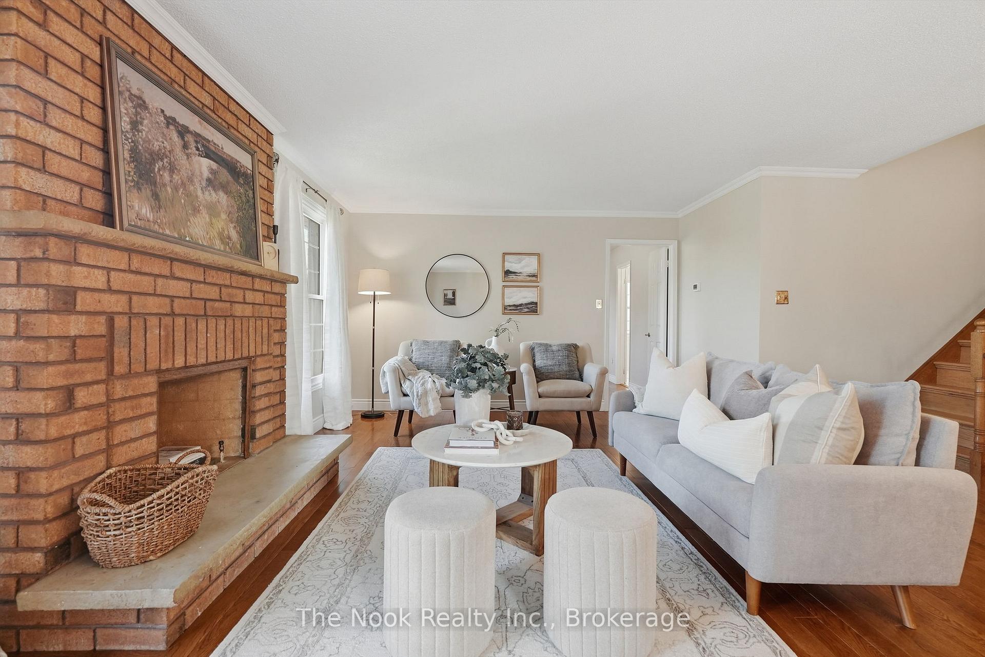 Photo 5 of 45 Bernick Crescent, Whitchurch-Stouffville, Stouffville — HOMEH