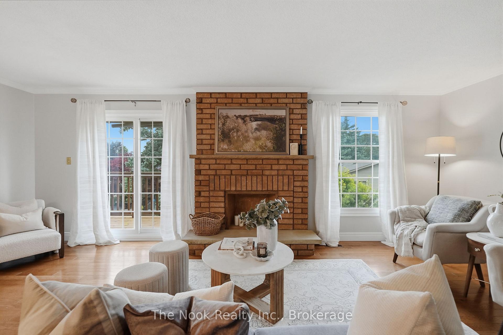 Photo 7 of 45 Bernick Crescent, Whitchurch-Stouffville, Stouffville — HOMEH