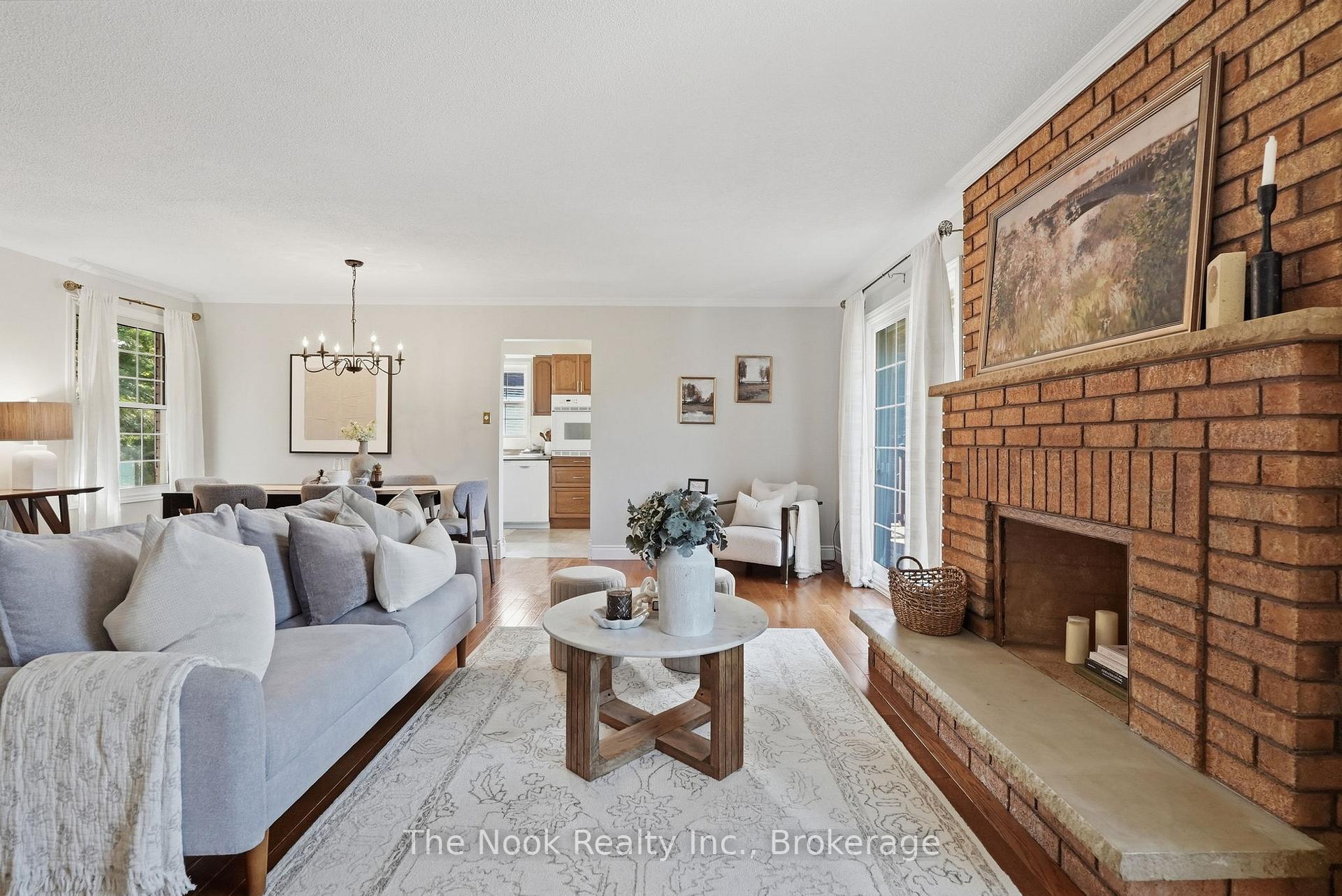 Photo 8 of 45 Bernick Crescent, Whitchurch-Stouffville, Stouffville — HOMEH