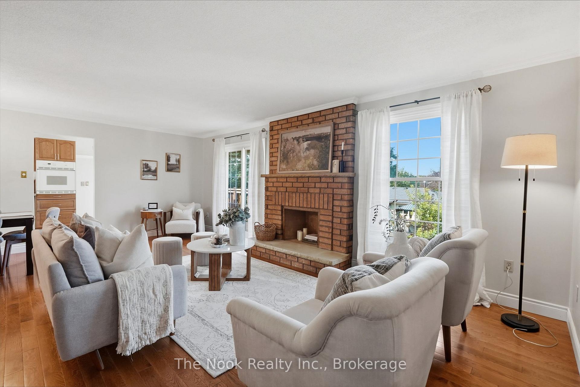Photo 9 of 45 Bernick Crescent, Whitchurch-Stouffville, Stouffville — HOMEH